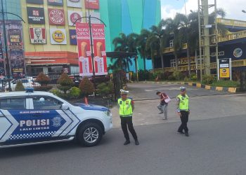 Petugas Satgas Kamseltibcarlantas Operasi Lilin 2025 melakukan pengaturan lalu lintas di kawasan pusat perbelanjaan Kota Jambi, Selasa (H-2 Natal) (Dok. Nahar)