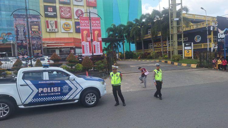 Petugas Satgas Kamseltibcarlantas Operasi Lilin 2025 melakukan pengaturan lalu lintas di kawasan pusat perbelanjaan Kota Jambi, Selasa (H-2 Natal) (Dok. Nahar)