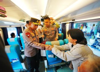 Kapolri Jenderal Polisi Listyo Sigit Prabowo menyapa penumpang saat meninjau salah satu rangkaian kereta api di Stasiun Pasar Senen, Jakarta, Selasa (23/12/2025) (Dok. Humas Polri)
