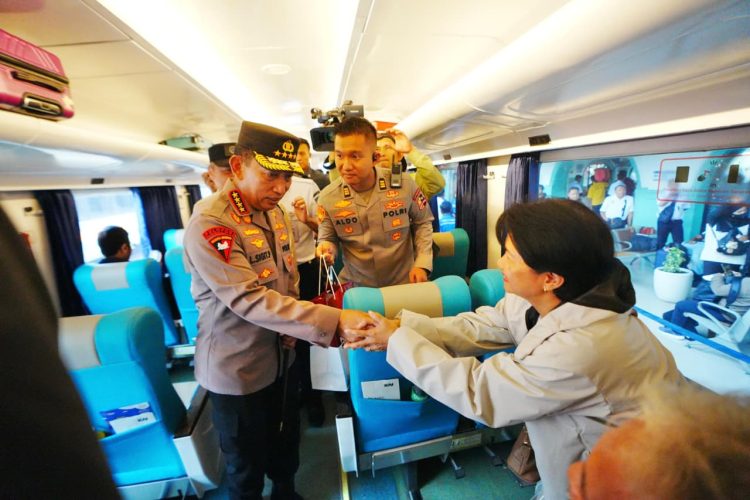 Kapolri Jenderal Polisi Listyo Sigit Prabowo menyapa penumpang saat meninjau salah satu rangkaian kereta api di Stasiun Pasar Senen, Jakarta, Selasa (23/12/2025) (Dok. Humas Polri)