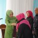 Ketua Penasihat BKOW Provinsi Jambi Hj. Hesnidar Haris menyematkan tanda kehormatan kepada perwakilan organisasi perempuan saat puncak peringatan Hari Ibu ke-97 Provinsi Jambi di Pendopo Rumah Dinas Gubernur Jambi, Selasa (23/12/2025). (Dok, Stepnaus)