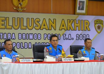 Kapolda Jambi Irjen Pol. Krisno H. Siregar (tengah) memimpin sidang kelulusan akhir penerimaan Bintara Brimob Polri Tahun Anggaran 2026 di Aula Gedung Utama Mapolda Jambi, Selasa (23/12/2025). (Dok. Humas)