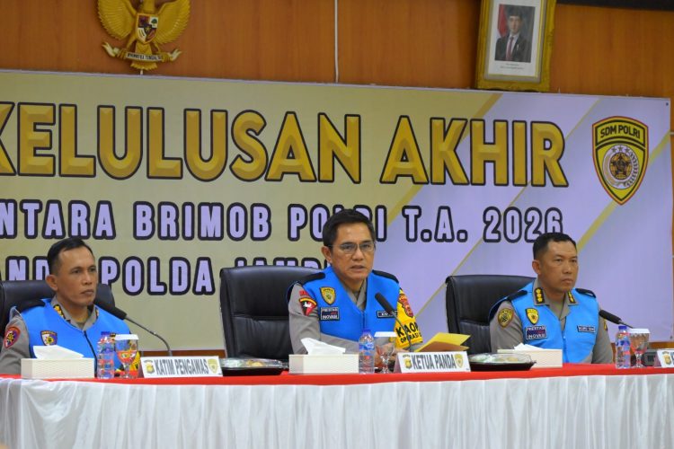 Kapolda Jambi Irjen Pol. Krisno H. Siregar (tengah) memimpin sidang kelulusan akhir penerimaan Bintara Brimob Polri Tahun Anggaran 2026 di Aula Gedung Utama Mapolda Jambi, Selasa (23/12/2025). (Dok. Humas)