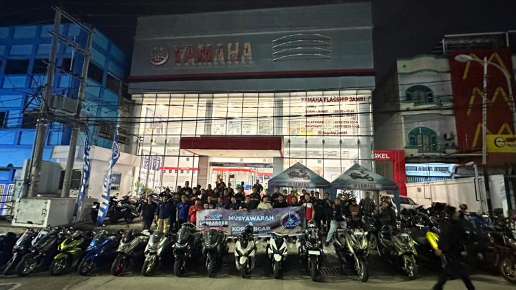 Puluhan anggota komunitas motor Yamaha yang tergabung dalam Yamaha Riders Federation Indonesia (YRFI) Chapter Jambi berfoto bersama saat kopdar gabungan di Yamaha Flagship Shop Jambi, Sabtu (21/12/2025). (Dok. Daus)