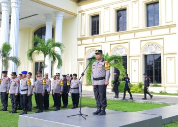 Karoops Polda Jambi Kombes Pol Dr. M. Edi Faryadi memimpin apel persiapan pengamanan Malam Natal 2025 di Lapangan Hijau Mapolresta Jambi, Rabu (24/12/2025) (Dok. Humas Polda)