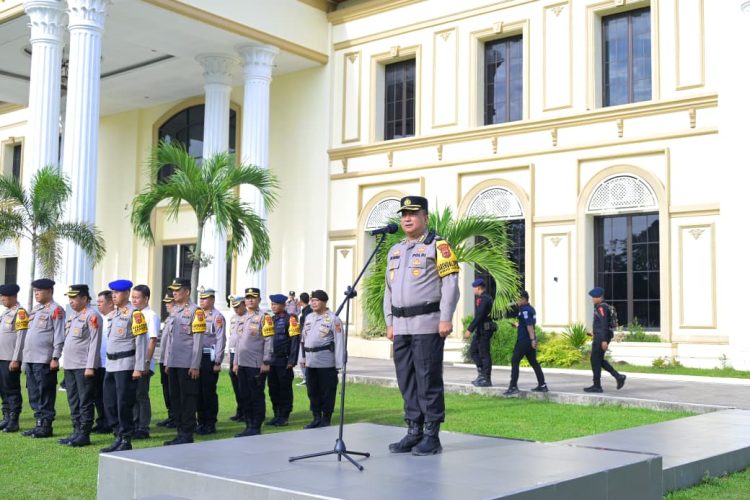 Karoops Polda Jambi Kombes Pol Dr. M. Edi Faryadi memimpin apel persiapan pengamanan Malam Natal 2025 di Lapangan Hijau Mapolresta Jambi, Rabu (24/12/2025) (Dok. Humas Polda)