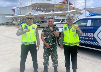 Petugas Satgas Kamseltibcarlantas Operasi Lilin 2025 Polda Jambi melakukan patroli dan pengamanan di kawasan Gerbang Tol Sebapo–Pijoan, Rabu (24/12/2025). (Dok. Nahar)