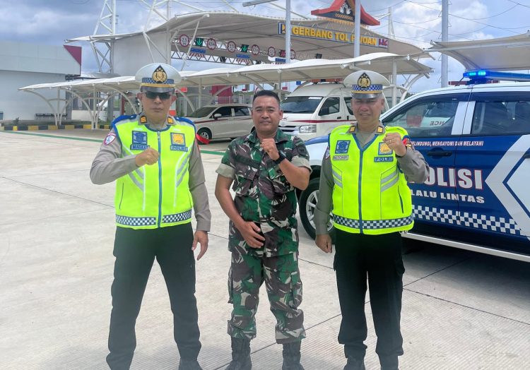 Petugas Satgas Kamseltibcarlantas Operasi Lilin 2025 Polda Jambi melakukan patroli dan pengamanan di kawasan Gerbang Tol Sebapo–Pijoan, Rabu (24/12/2025). (Dok. Nahar)