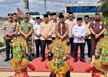 Danrem 042/Garuda Putih Brigjen TNI Heri Purwanto (kedua dari kiri) bersama Forkopimda Provinsi Jambi menyambut kedatangan Wakil Menteri Haji dan Umrah RI Dr. H. Dahnil Anzar Simanjuntak di Bandara Sultan Thaha Jambi, Rabu (24/12/2025). (Dok. Nahar)