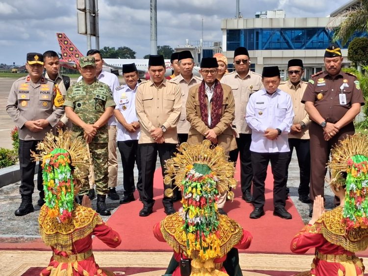 Danrem 042/Garuda Putih Brigjen TNI Heri Purwanto (kedua dari kiri) bersama Forkopimda Provinsi Jambi menyambut kedatangan Wakil Menteri Haji dan Umrah RI Dr. H. Dahnil Anzar Simanjuntak di Bandara Sultan Thaha Jambi, Rabu (24/12/2025). (Dok. Nahar)