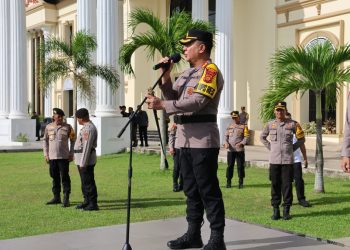 Kapolresta Jambi Kombes Pol. Boy Sutan Binanga Siregar, S.I.K., M.H menyampaikan sambutan pada Apel Pelaksanaan Pengamanan Natal 2025 di Lapangan Apel Polresta Jambi, Senin (23/12/2025) (Dok, Nahar)