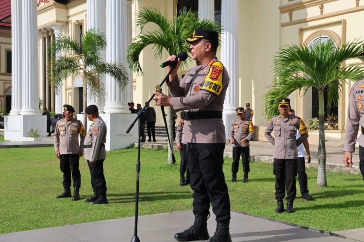 Kapolresta Jambi Kombes Pol. Boy Sutan Binanga Siregar, S.I.K., M.H menyampaikan sambutan pada Apel Pelaksanaan Pengamanan Natal 2025 di Lapangan Apel Polresta Jambi, Senin (23/12/2025) (Dok, Nahar)