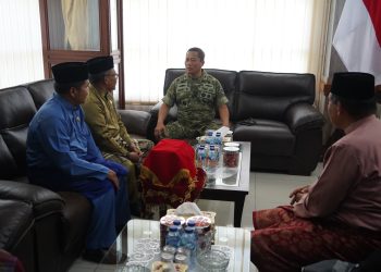 Komandan Korem 042/Garuda Putih Brigjen TNI Heri Purwanto, S.E., M.Sc., menerima audiensi Tim Sisik Siang Gelar Adat Lembaga Adat Melayu (LAM) Provinsi Jambi di Ruang Kerja Danrem 042/Gapu, Selasa (24/12/2025), (Dok. Humas)