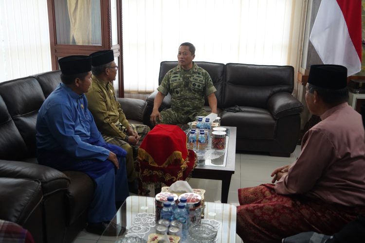 Komandan Korem 042/Garuda Putih Brigjen TNI Heri Purwanto, S.E., M.Sc., menerima audiensi Tim Sisik Siang Gelar Adat Lembaga Adat Melayu (LAM) Provinsi Jambi di Ruang Kerja Danrem 042/Gapu, Selasa (24/12/2025), (Dok. Humas)