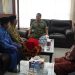 Komandan Korem 042/Garuda Putih Brigjen TNI Heri Purwanto, S.E., M.Sc., menerima audiensi Tim Sisik Siang Gelar Adat Lembaga Adat Melayu (LAM) Provinsi Jambi di Ruang Kerja Danrem 042/Gapu, Selasa (24/12/2025), (Dok. Humas)