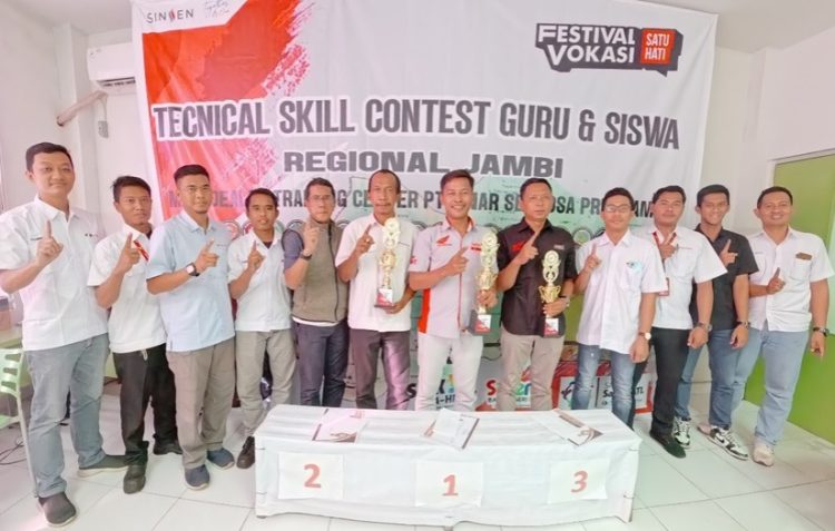 Peserta dan pemenang Festival Vocational Technical Skill Contest Guru dan Siswa SMK Binaan Honda Regional Jambi berfoto bersama usai pengumuman juara, sebagai bagian dari seleksi menuju kompetisi tingkat nasional yang diselenggarakan PT Astra Honda Motor. (Dok. Daus)