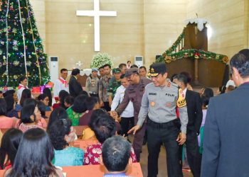 Kapolda Jambi Irjen Pol. Krisno H. Siregar bersama Gubernur Jambi Al Haris menyapa jemaat saat meninjau salah satu gereja di Kota Jambi, Rabu malam (24/12/2025). (Dok. Nahar)