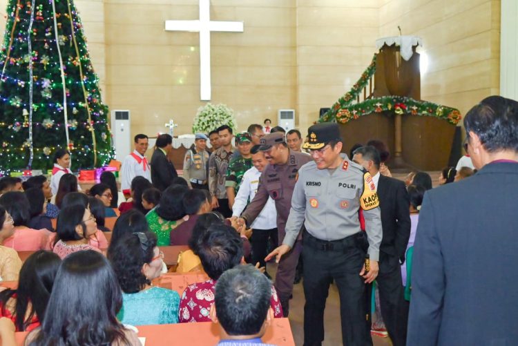 Kapolda Jambi Irjen Pol. Krisno H. Siregar bersama Gubernur Jambi Al Haris menyapa jemaat saat meninjau salah satu gereja di Kota Jambi, Rabu malam (24/12/2025). (Dok. Nahar)