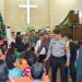 Kapolda Jambi Irjen Pol. Krisno H. Siregar bersama Gubernur Jambi Al Haris menyapa jemaat saat meninjau salah satu gereja di Kota Jambi, Rabu malam (24/12/2025). (Dok. Nahar)