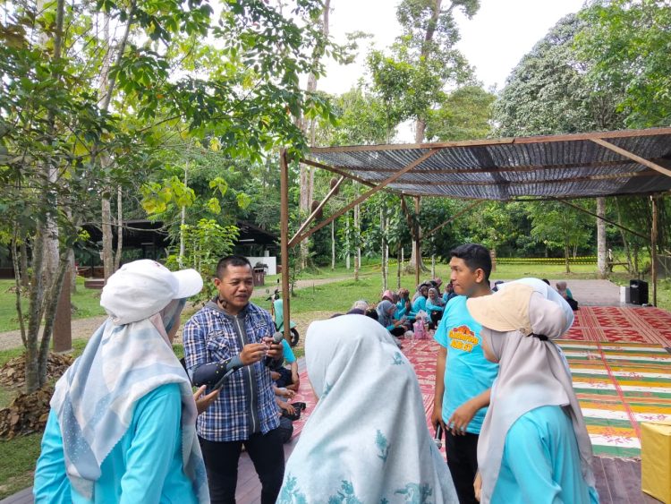 Fasilitator Rahmada Akbari memandu peserta dalam sesi permainan kelompok saat Gathering Sekolah Islam Al Azhar 57 Jambi di Area Percandian Muaro Jambi, Sabtu (20/12/2025). (Dok. Daus)