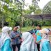 Fasilitator Rahmada Akbari memandu peserta dalam sesi permainan kelompok saat Gathering Sekolah Islam Al Azhar 57 Jambi di Area Percandian Muaro Jambi, Sabtu (20/12/2025). (Dok. Daus)