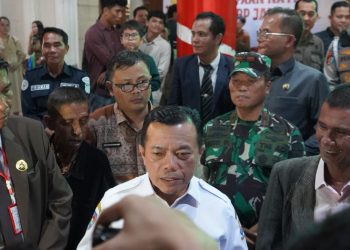 Gubernur Jambi Al Haris didampingi Forkopimda diwawancarai saat meninjau pelaksanaan ibadah Malam Natal di Gereja HKBP Kotabaru, Kota Jambi, Rabu malam (24/12/2025) (Dok, Daus)