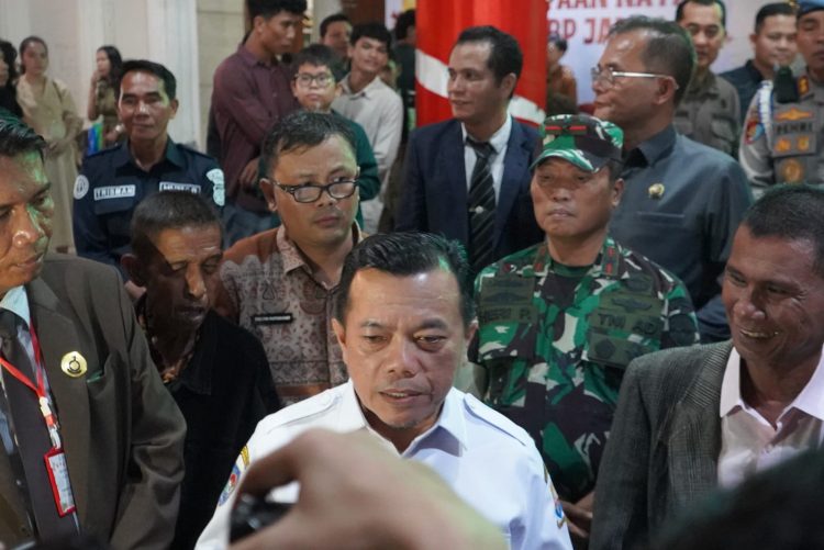 Gubernur Jambi Al Haris didampingi Forkopimda diwawancarai saat meninjau pelaksanaan ibadah Malam Natal di Gereja HKBP Kotabaru, Kota Jambi, Rabu malam (24/12/2025) (Dok, Daus)