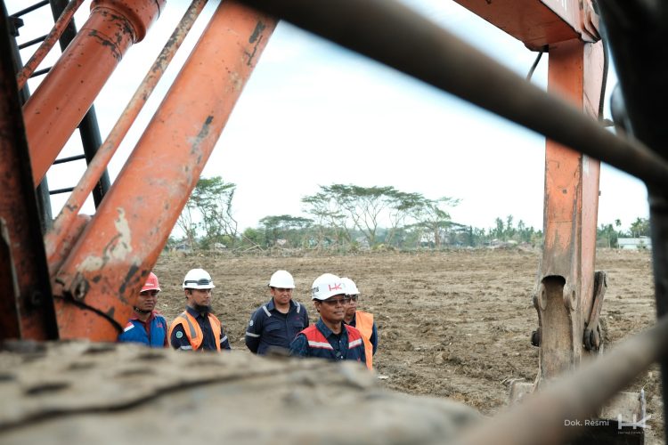 Tim Hutama Karya meninjau lokasi terdampak bencana di Aceh Tamiang sebelum pengerahan alat berat untuk pembersihan material dan pemulihan akses, sebagai bagian dari program BUMN Peduli pascabencana hidrometeorologi. (Dok. Humas HK)