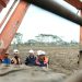 Tim Hutama Karya meninjau lokasi terdampak bencana di Aceh Tamiang sebelum pengerahan alat berat untuk pembersihan material dan pemulihan akses, sebagai bagian dari program BUMN Peduli pascabencana hidrometeorologi. (Dok. Humas HK)