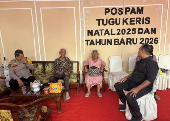 Personel Polri bersama Karo Ops Polda Jambi mendampingi dua lansia yang sempat tersesat di Pos Pengamanan Natal dan Tahun Baru Tugu Keris, Kota Jambi, Kamis (25/12/2025), (Dok. Nahar)