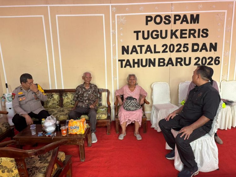 Personel Polri bersama Karo Ops Polda Jambi mendampingi dua lansia yang sempat tersesat di Pos Pengamanan Natal dan Tahun Baru Tugu Keris, Kota Jambi, Kamis (25/12/2025), (Dok. Nahar)