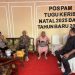 Personel Polri bersama Karo Ops Polda Jambi mendampingi dua lansia yang sempat tersesat di Pos Pengamanan Natal dan Tahun Baru Tugu Keris, Kota Jambi, Kamis (25/12/2025), (Dok. Nahar)
