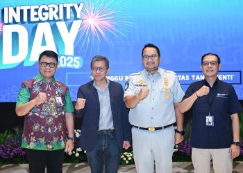 Manajemen PT Jasa Raharja berfoto bersama pada puncak peringatan Hari Antikorupsi Sedunia (HAKORDIA) 2025 dalam kegiatan Integrity Day di Kantor Pusat Jasa Raharja, Jakarta, Selasa (16/12/2025) (Dok. Humas JR)