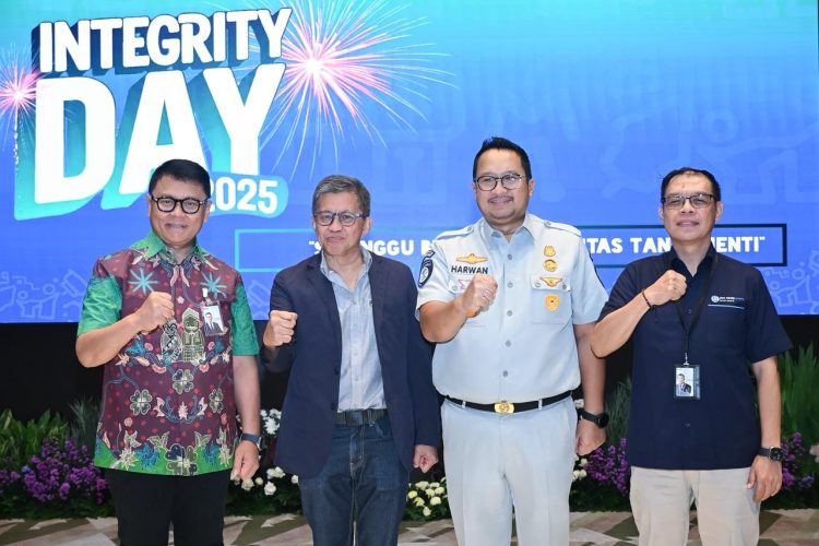 Manajemen PT Jasa Raharja berfoto bersama pada puncak peringatan Hari Antikorupsi Sedunia (HAKORDIA) 2025 dalam kegiatan Integrity Day di Kantor Pusat Jasa Raharja, Jakarta, Selasa (16/12/2025) (Dok. Humas JR)