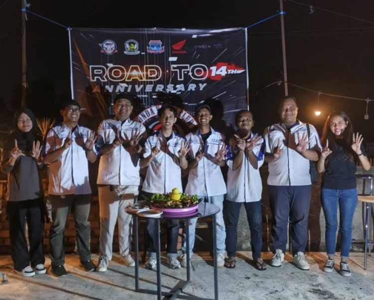 Pengurus dan anggota Honda Vario Club (HVC) Jambi bersama perwakilan komunitas motor Honda berfoto bersama saat perayaan Anniversary ke-14 HVC Jambi di Samjoy Cafe, Kota Jambi (Dok. Strepanus)