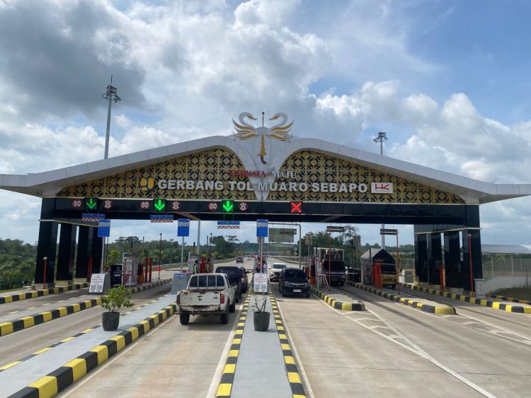 Kendaraan melintas di Gerbang Tol Muaro Sebapo, Jambi. (Dok. Humas HK)
