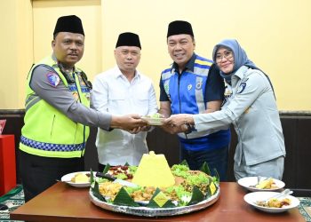 Plt. Direktur Utama Jasa Raharja Dewi Aryani Suzana (kanan) bersama Kakorlantas Polri Irjen Pol. Agus Suryonugroho (kiri) dan Menteri Perhubungan Dudy Purwagandhi (kedua dari kiri) melakukan pemotongan tumpeng saat doa bersama pengamanan Natal dan Tahun Baru 2025–2026 di Command Center KM 29, Cikarang, Jawa Barat, Jumat (26/12/2025). (Dok, Humas JR)