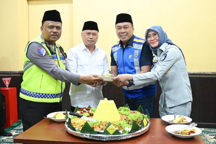 Plt. Direktur Utama Jasa Raharja Dewi Aryani Suzana (kanan) bersama Kakorlantas Polri Irjen Pol. Agus Suryonugroho (kiri) dan Menteri Perhubungan Dudy Purwagandhi (kedua dari kiri) melakukan pemotongan tumpeng saat doa bersama pengamanan Natal dan Tahun Baru 2025–2026 di Command Center KM 29, Cikarang, Jawa Barat, Jumat (26/12/2025). (Dok, Humas JR)
