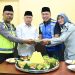 Plt. Direktur Utama Jasa Raharja Dewi Aryani Suzana (kanan) bersama Kakorlantas Polri Irjen Pol. Agus Suryonugroho (kiri) dan Menteri Perhubungan Dudy Purwagandhi (kedua dari kiri) melakukan pemotongan tumpeng saat doa bersama pengamanan Natal dan Tahun Baru 2025–2026 di Command Center KM 29, Cikarang, Jawa Barat, Jumat (26/12/2025). (Dok, Humas JR)
