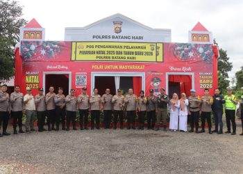Karoops Polda Jambi Kombes Pol. M. Edi Faryadi bersama jajaran berfoto bersama personel di Pos Pengamanan Operasi Lilin 2025 Polres Batanghari, Sabtu (27/12/2025). (Dok. Humas)