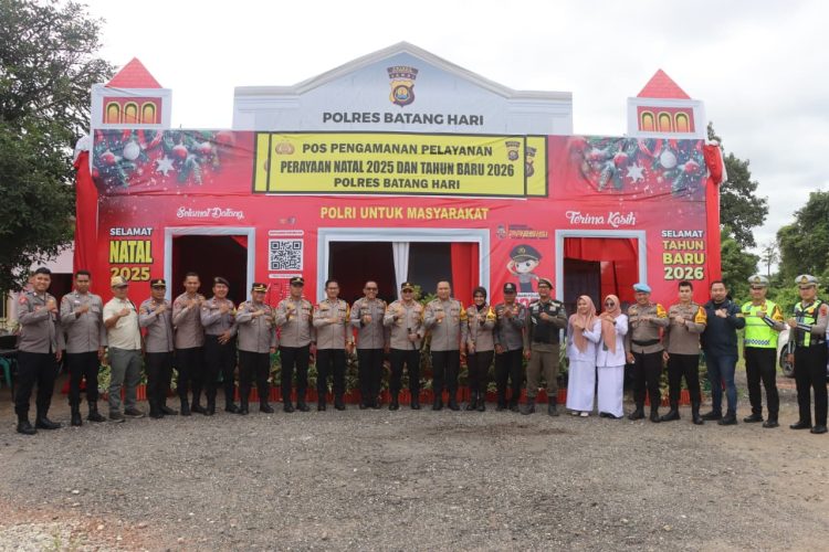 Karoops Polda Jambi Kombes Pol. M. Edi Faryadi bersama jajaran berfoto bersama personel di Pos Pengamanan Operasi Lilin 2025 Polres Batanghari, Sabtu (27/12/2025). (Dok. Humas)