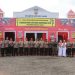 Karoops Polda Jambi Kombes Pol. M. Edi Faryadi bersama jajaran berfoto bersama personel di Pos Pengamanan Operasi Lilin 2025 Polres Batanghari, Sabtu (27/12/2025). (Dok. Humas)