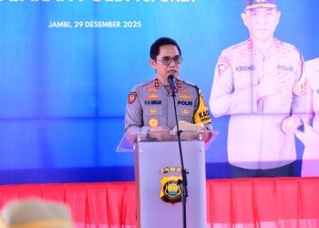 Kapolda Jambi Irjen Pol. Krisno H. Siregar menyampaikan sambutan pada kegiatan ground breaking Satuan Pelayanan Pemenuhan Gizi (SPPG) di Polsek Telanaipura, Polresta Jambi, Senin (29/12/2025). (Dok. Nahar)