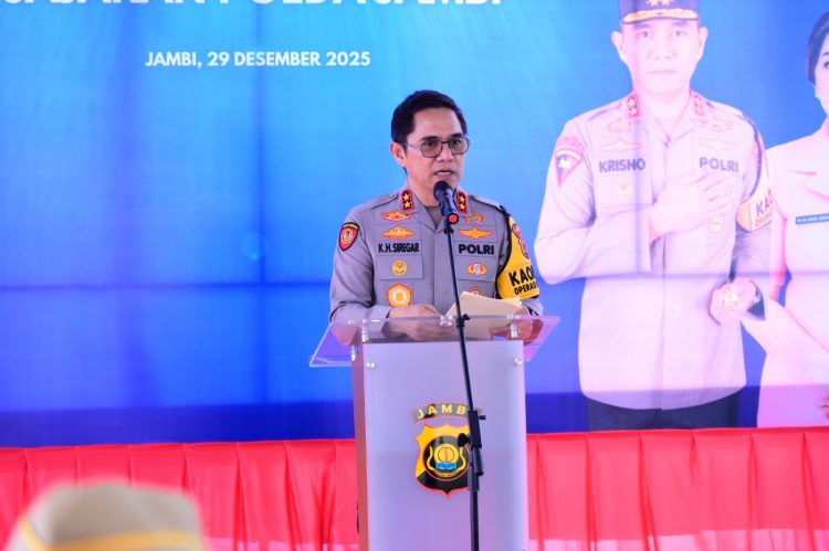 Kapolda Jambi Irjen Pol. Krisno H. Siregar menyampaikan sambutan pada kegiatan ground breaking Satuan Pelayanan Pemenuhan Gizi (SPPG) di Polsek Telanaipura, Polresta Jambi, Senin (29/12/2025). (Dok. Nahar)