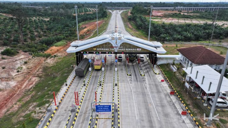 Gerbang Tol Muaro Sebapo, Jambi, salah satu akses Jalan Tol Trans Sumatera, terpantau ramai kendaraan saat arus balik Libur Natal 2025 dan Tahun Baru 2026, Minggu (28/12/2025) (Dok. Humas)