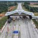 Gerbang Tol Muaro Sebapo, Jambi, salah satu akses Jalan Tol Trans Sumatera, terpantau ramai kendaraan saat arus balik Libur Natal 2025 dan Tahun Baru 2026, Minggu (28/12/2025) (Dok. Humas)