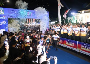 Gubernur Kepulauan Riau Ansar Ahmad melepas peserta BTN Kepri Moonrun 2025 di depan Gedung Daerah Provinsi Kepulauan Riau, Tanjungpinang, Sabtu (27/12/2025) malam. (Dok.Ikram)
