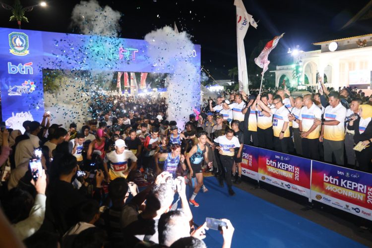 Gubernur Kepulauan Riau Ansar Ahmad melepas peserta BTN Kepri Moonrun 2025 di depan Gedung Daerah Provinsi Kepulauan Riau, Tanjungpinang, Sabtu (27/12/2025) malam. (Dok.Ikram)