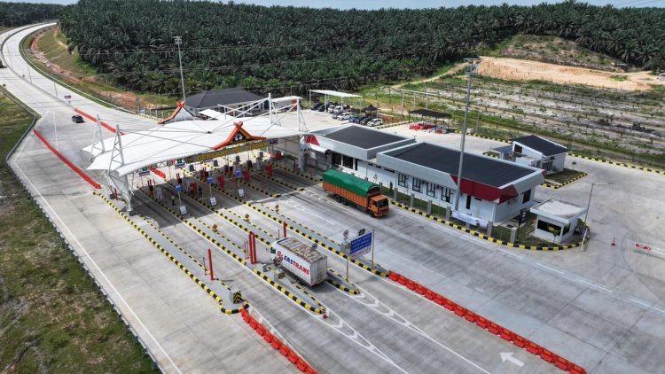 Gerbang Tol di Jalan Tol Trans Sumatera terpantau dilintasi kendaraan pada periode arus balik Libur Natal 2025 dan Tahun Baru 2026. (Dok. Humas HK)