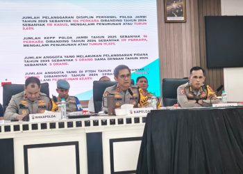 Kapolda Jambi Irjen Pol Krisno H. Siregar memimpin rilis akhir tahun 2025 didampingi Wakapolda dan pejabat utama Polda Jambi di Aula Siginjai, Selasa (30/12/2025). (Dok. Nahar)